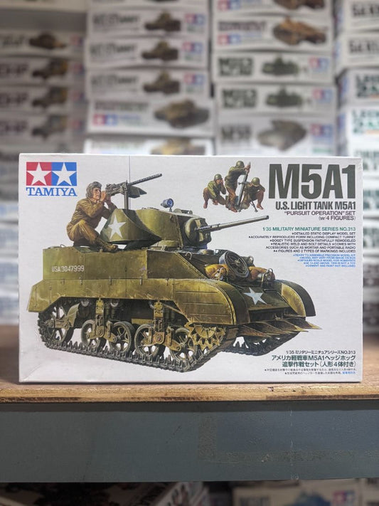 田宮 Tamiya 35313 1/35 US Light Tank M5A1 – ‘Pursuit Operation’ w/4 Figures Model Kit